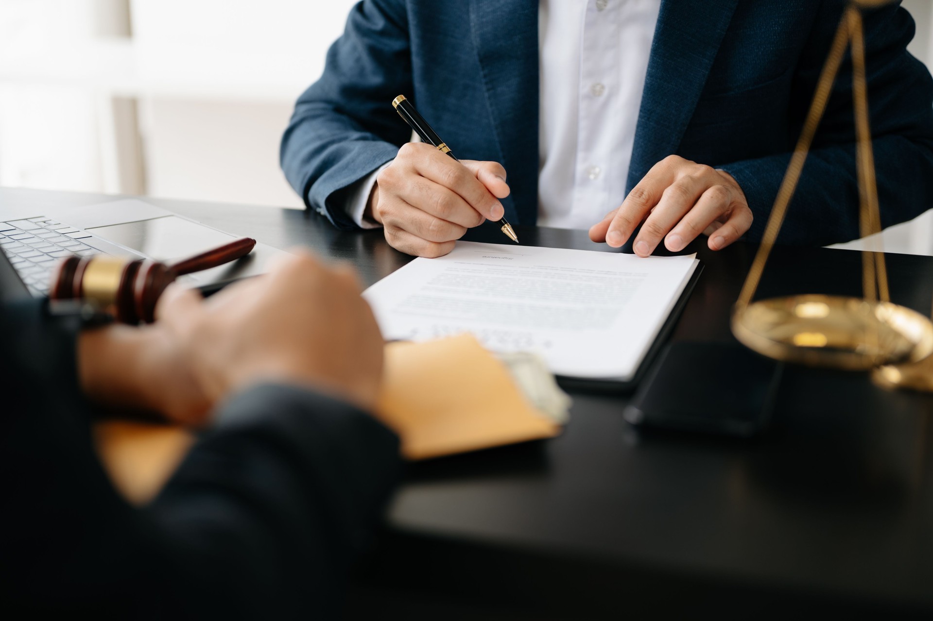 Due avvocati discutono di carta contrattuale, determinazione delle questioni legali, pointing.law e martello sul tavolo